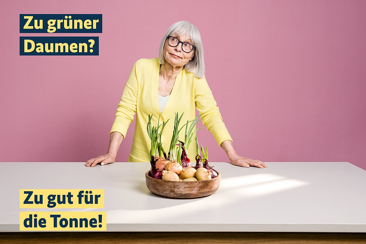 Eine ältere Frau steht genervt an einer Theke, vor ihr eine Schale mit keimenden Zwiebeln und Kartoffeln, darüber steht: Zu grüner Daumen? Rechts daneben sieht man zwei Vorratsbehälter für Zwiebeln und Kartoffeln, darunter der Text: Zwiebeln und Kartoffeln mögen's lieber kühl und dunkel. Rund 49% lagern viele Obst- und Gemüsesorten bereits passend.