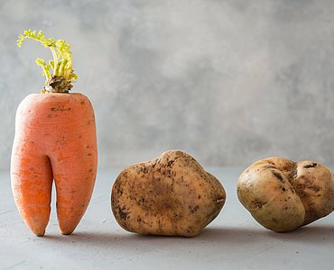 Möhren und Kartoffeln in ungewöhnlichen Formen.