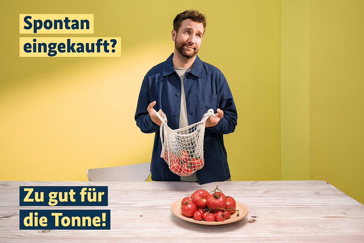 Mann mit Tomaten im Netz schaut genervt, vor ihm steht eine Schale mit alten und neuen Tomaten, Text: Spontan eingekauft, daneben: Einkaufsblock mit Schrift: Wer spontan kauft, kauft auch mal doppelt. 39 % schreiben immer einen Einkaufszettel.