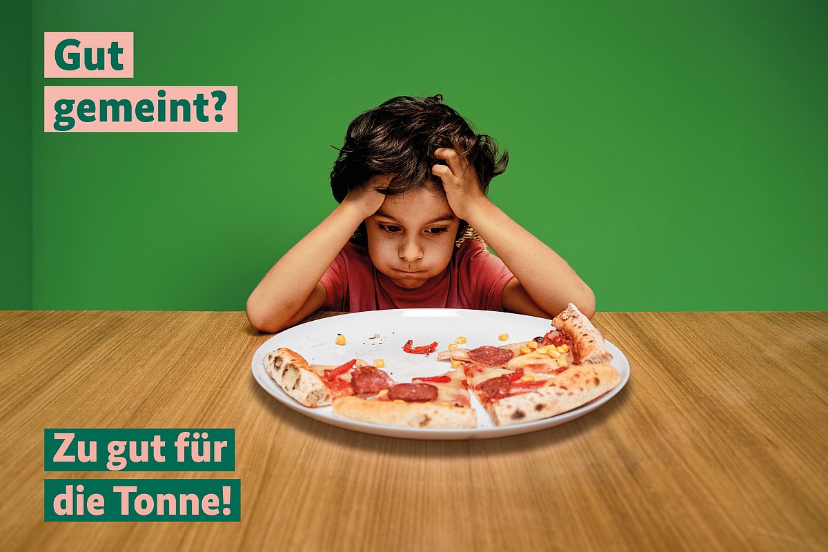 Ein Kind sitzt am Esstisch und rauft sich die Haare, sichtlich satt von der vor ihm stehenden Pizza, die noch halb auf dem Teller liegt. Darüber steht: Gut gemein? Daneben liegt ein Pizzastück in einer Pfanne, darunter steht: 68% verwerten Reste am nächsten Tag. Pizza wird in der Pfanne wieder schön knusprig.