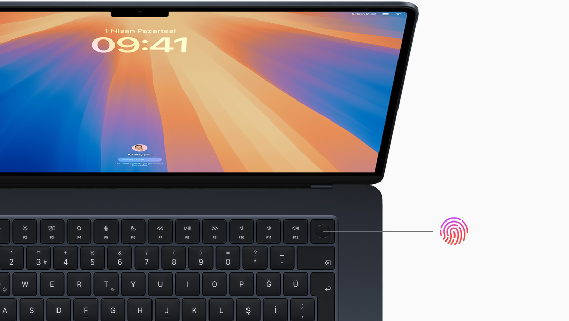 Kapağı açık Uzay Siyahı MacBook Pro’da Touch ID düğmesinin yeri gösteriliyor.